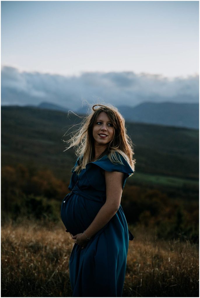 Servizio fotografico di gravidanza al tramonto